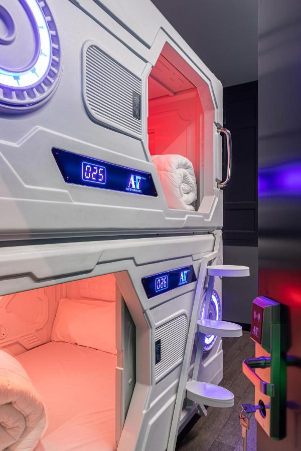 Art Seven Hostel Capsules Madrid Exteriör bild